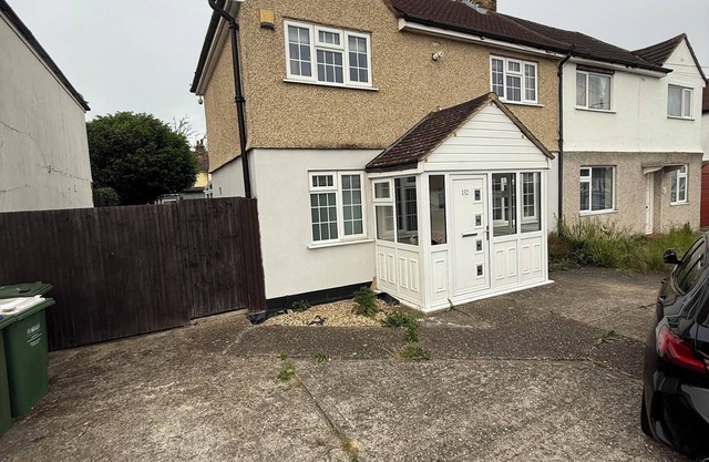 3 bedroom spacious home Parking and WiFi sleeps 5