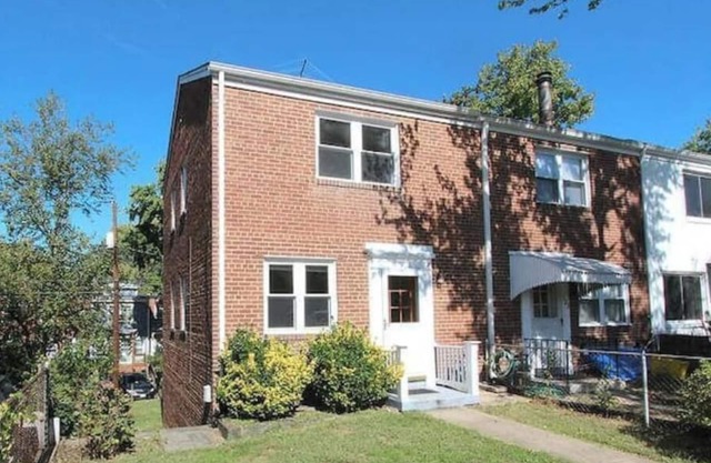 3 bedroom tounhouse near King Street metro