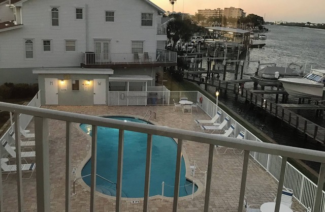3-bedroom townhome in terrific Indian Shores with AC with room to sleep