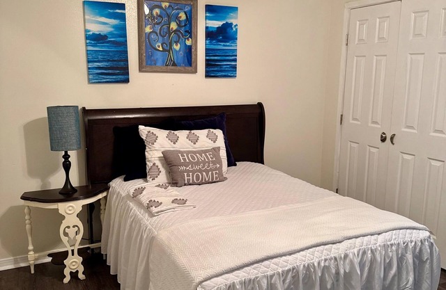 3-bedroom townhome Destrehan neighborhood just 10 minutes from NOLA airport.