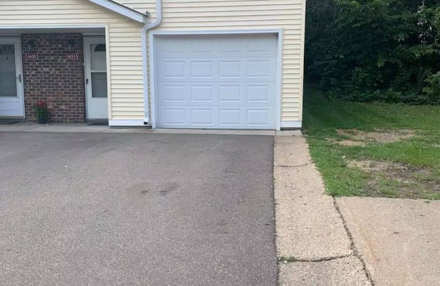 3-bedroom townhome in Eagan MN close to the Mall of America, and MSP Airport.