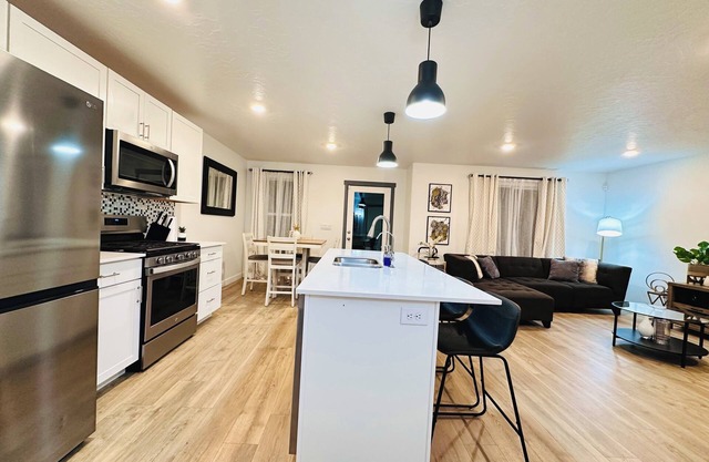 3-bedroom townhome in fantastic Magna with AC, WiFi. Enjoy your stay