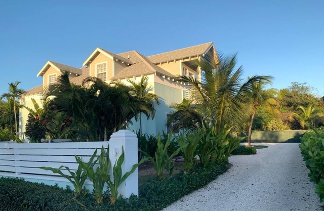 3-bedroom townhome near beach and airport
