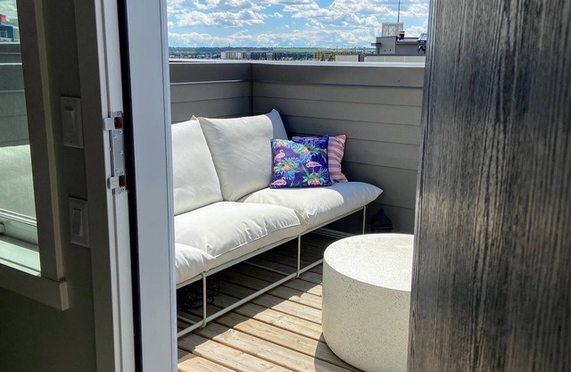 3 bedroom Townhouse Rooftop Patio & AC