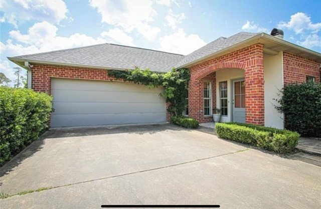 3-bedroom vacation home steps to Prien Lake Park and 1.5 mile to Casinos.