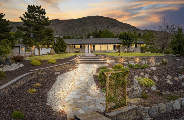 3-Bedroom Villa 25 minutes from Tahoe