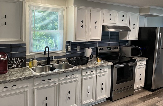 3 Bedroom Virginia Bungalow, Minutes from VIR, centrally located to attractions.