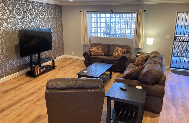 3-bedroom walking distance to strip.