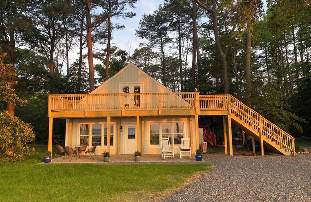 3-bedroom water-front cottage on 2 1/2 secluded acres near Reedville,VA