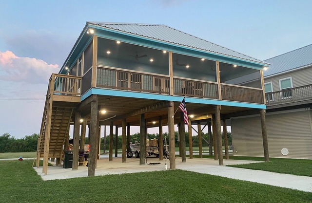 3-bedroom waterfront fishing lodge with WiFi, AC in gorgeous Chauvin/Cocodrie LA
