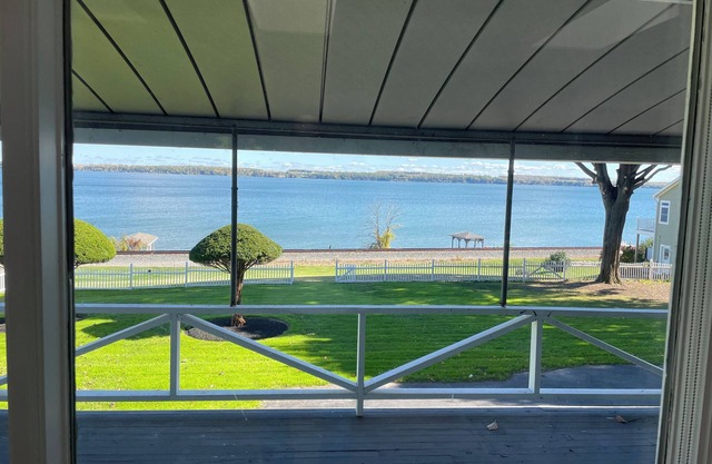 3-bedroom waterfront home in fabulous Geneva with AC, WiFi. Enjoy your stay