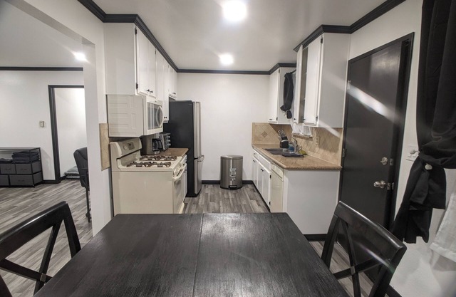 3 bedroom with 4 beds, 2 bathroom. Central to Los Angeles Metro Area, 7119