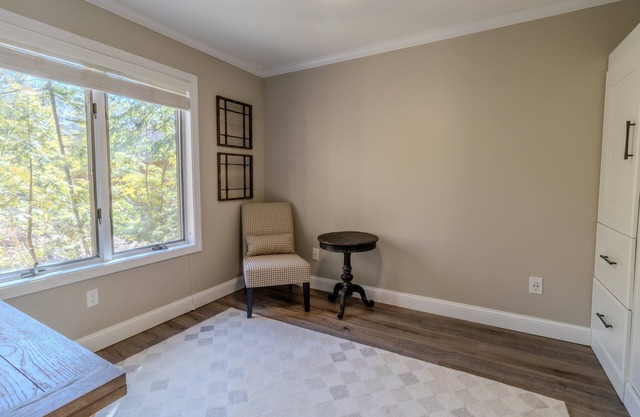 3 bedrooms, 2 bathrooms located on Elk Lake for up to 8 guests