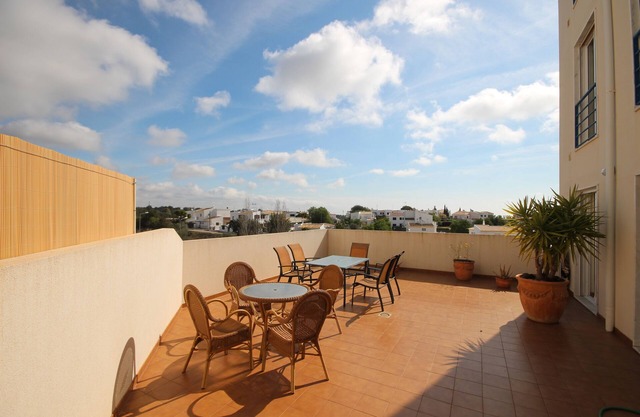 3 Schlafzimmer, 50 m2 private Terrasse, alle Räume klimatisiert