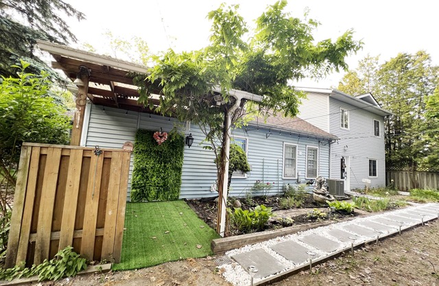 3 Bedrooms Cottage W LAKE VIEWS, beside waterfront trail and steps from beach