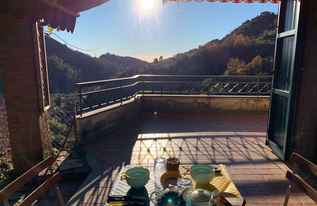 Haus im ersten Hügel mit Pool, 3 Schlafzimmer, 3 Bäder, umgeben von viel Grün.