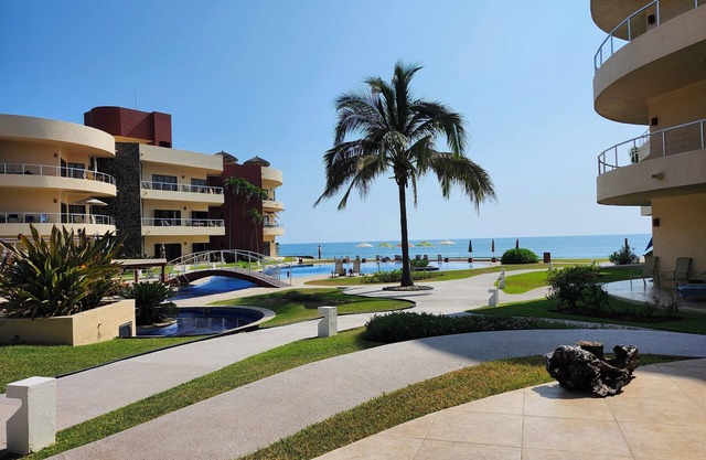 3 bedrooms, fabulous pools on 15 km of quiet, beautiful Pacific Coast beach