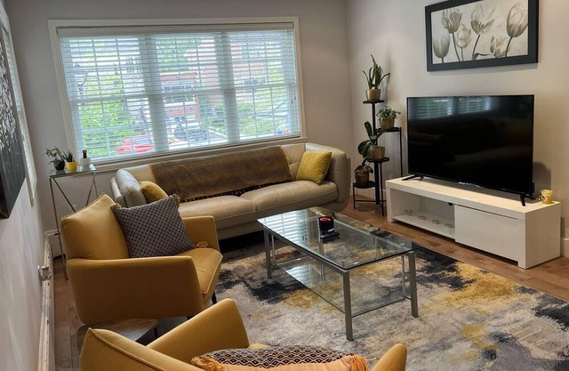 Amazing apartment/house in a quadruplex , 5 min away from downtown Montreal