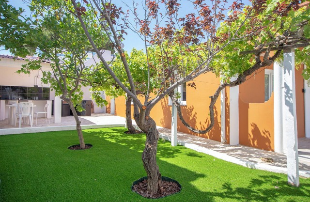 3 Bedrooms Renovate House, 10 minutes drive to the beach. Private Pool