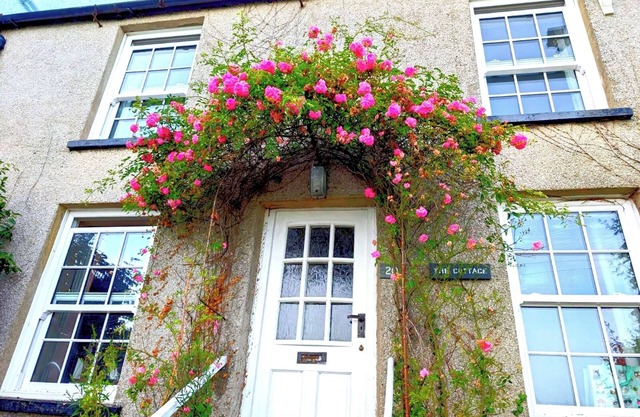 3 bedrooms sleeps 5 NEXT TO Penhelig Beach WOW VIEWS