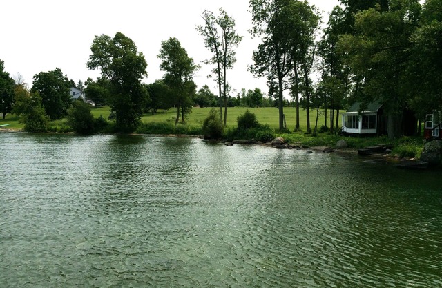 3 Schlafzimmer - Waterfront Location On St. Lawrence River