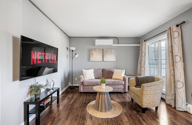 3 Beds (Queen) Free Underground Parking, AC, Riverwalk, Saddledome, 2 bedrooms