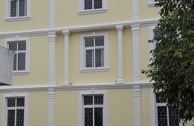 3 BHK Schön eingerichtetes Apartment mit Küche und angeschlossenem Bad.