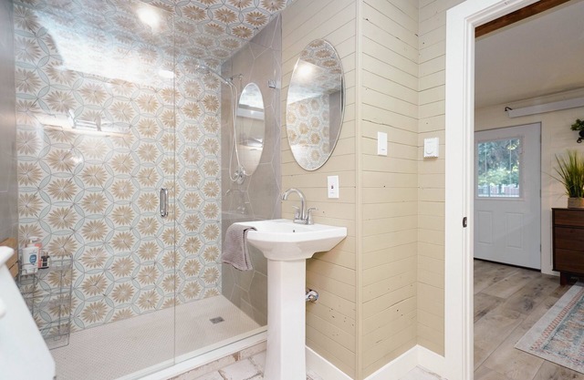 3 blocks from downtown, Pet Friendly. Natural Grocers, Awesome Shower