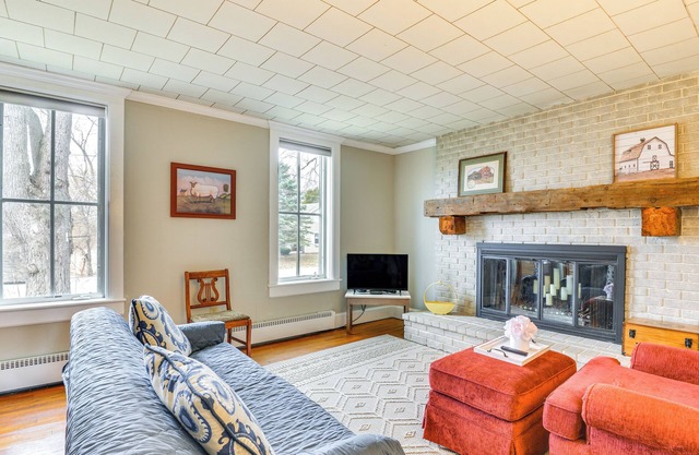 3 Blocks to Lake Ontario: Getaway in Cape Vincent!