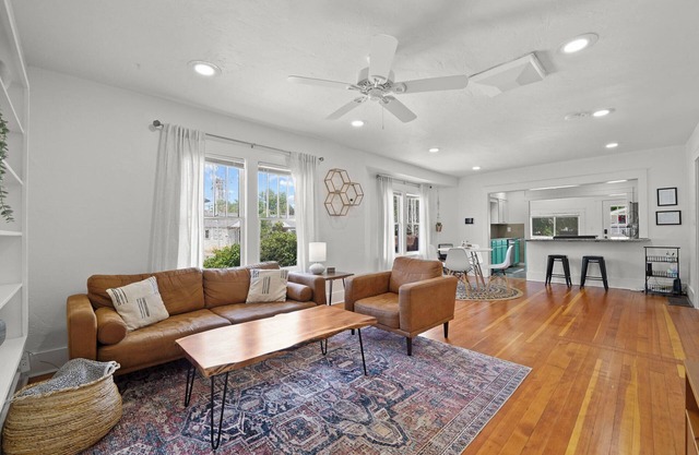 3 Blocks to Main St / Kids Lounge & TV / Sleeps 6 / W&D / Workspace / Priv Yard