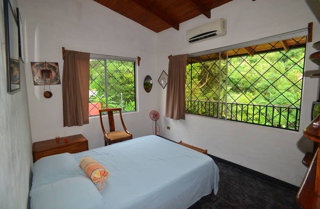 3 BR 2 B GERÄUMIGES HAUS IN DER NÄHE DES FUSSBALLFELDES IN MANUEL ANTONIO