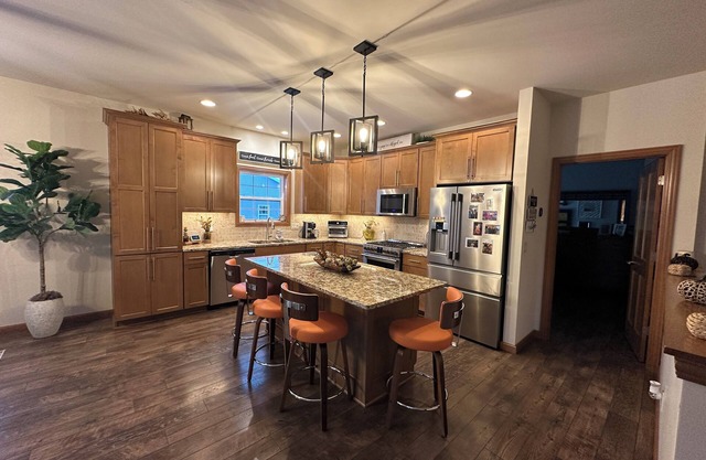 3-br 3 bath 3 miles to Appleton Airport, 15 min to EAA, 29 miles To NFL draft