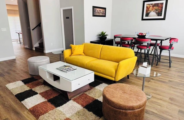 3 BR. 3BA. IMMACULATE TOWNHOME IN DRAPER