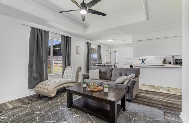 3 BR Amazing Fully Fenced Home Close to the Colleges