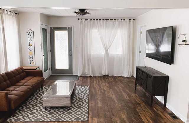 3 BR and 2 BA -Close to Royal Oak and Ferndale. 20 minutes to Detroit Downtown