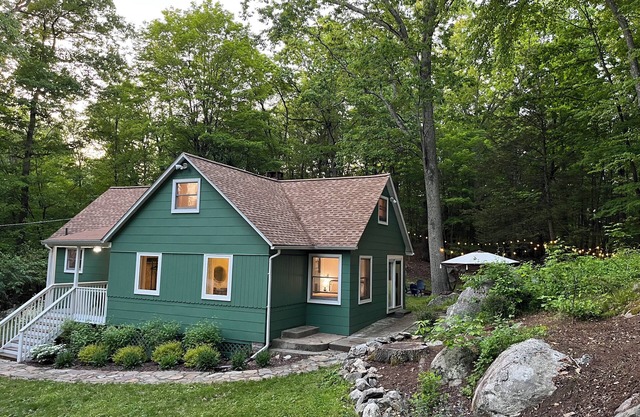 3 Br Cabin near Lake w Private Dock and Fire Pit, 1 hr from NYC
