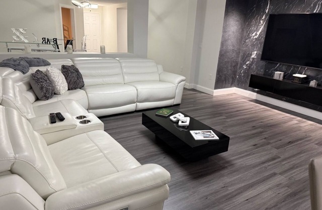 3-br contemporary getaway with independent office space, in delightful Orlando.