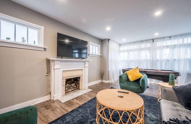 3 BR Cozy Chic Oasis in the hub of Bedford