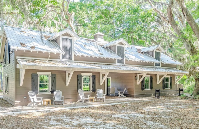 3-BR Dogtrot Cottage w/ dock, pool, & private firepit on Emma's Driftwood Farm