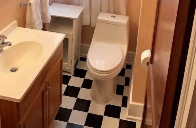 3 Br, Eclectic Lakefront Cottage