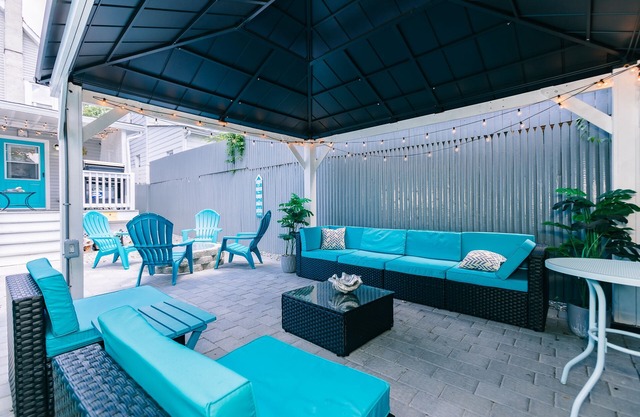 3-BR house walk to beach, shopping, bars, NYC train. 6-beach passes & 4-bikes.