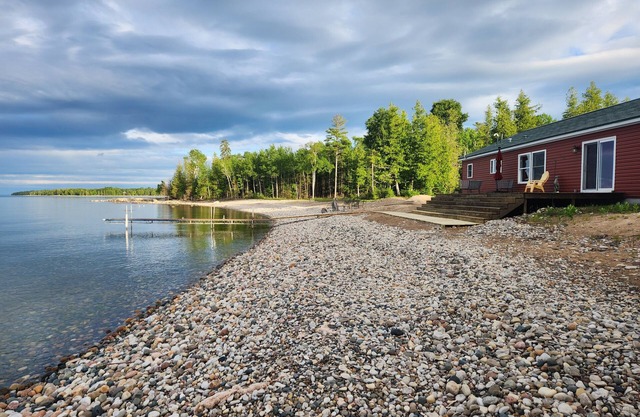 3 BR Lake Front Getaway! Dog Friendly, Lakeside Deck, Dock, Incredible Sunrises