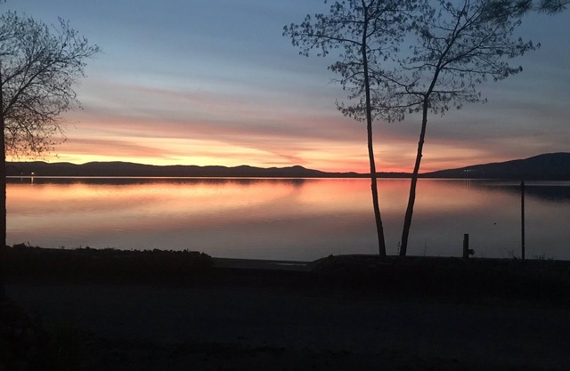 3 Zi Lake House mit privatem Strand und Dock