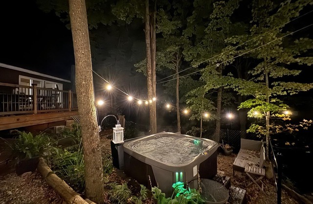 3 BR Lakefront Beach Retreat; Hot Tub, Fire Pits! Pet-friendly!
