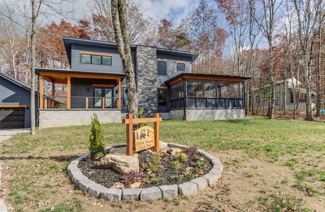3-Br Luxury Home with Hot Tub & Arcade Games