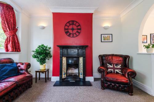 3 BR Property in Prestwich 15 mins from Manchester City Centre Garden Free parking Superfast WIFI Netflix