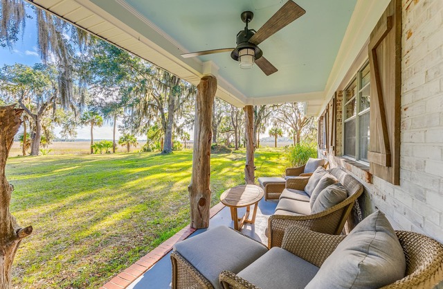 3-BR Ranch House w/ docks, pool, and private firepit on Emma's Driftwood Farm
