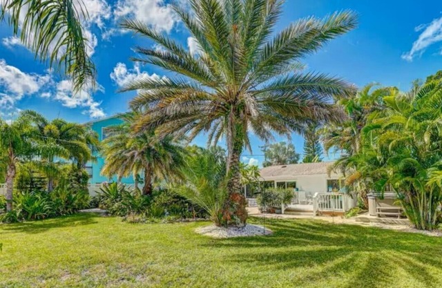 3 BR -RESORT LIKE VILLA MINS FROM SIESTA KEY- POOL & HOTTUB