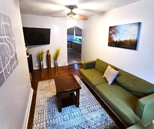 3 BR Southside Pad - Sleeps 8 - Amazing Location