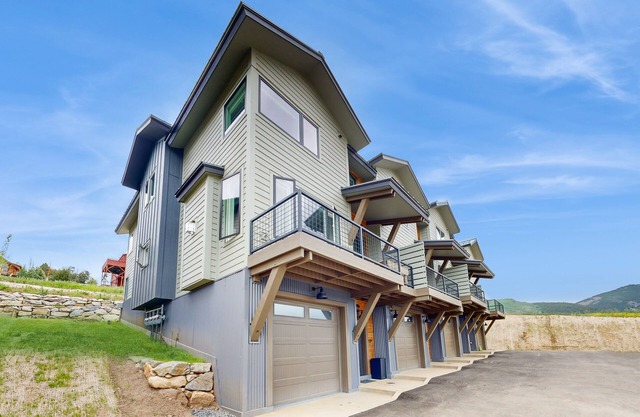 3 BR Townhome, Open Floor Plan, Mountain Views, and W/D